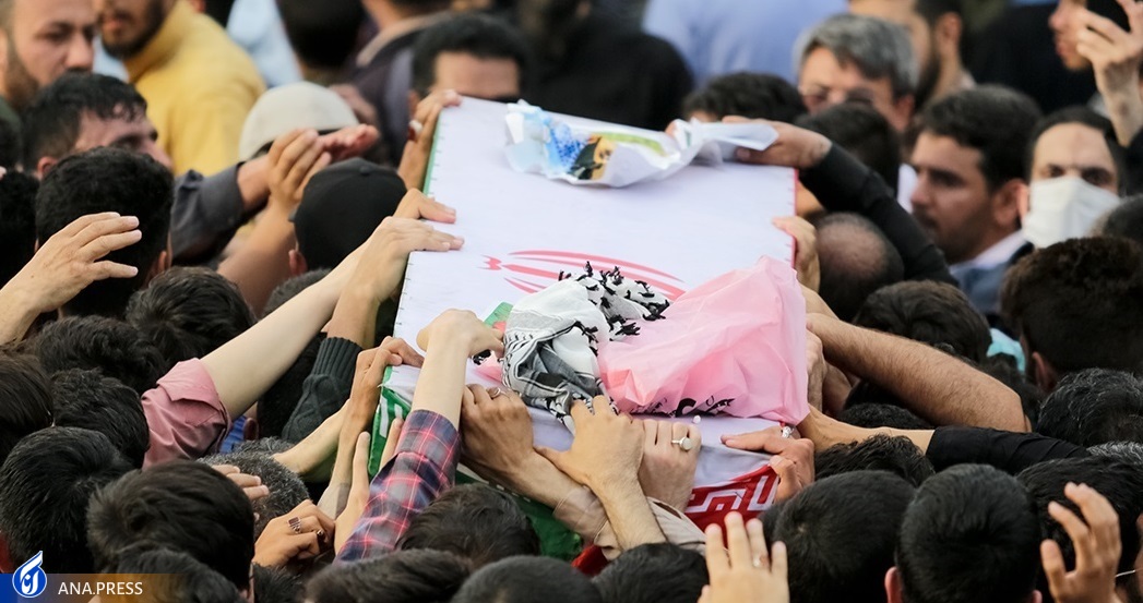 تشییع پیکر «شهید الداغی» بر روی دستان مردم سبزوار تشییع پیکر «شهید الداغی» بر روی دستان مردم سبزوار