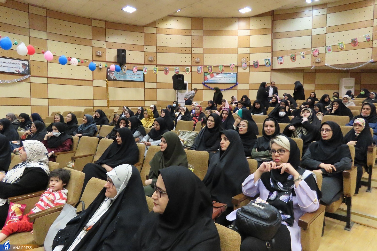 جایگزینی برای معلم که اصلی&zwnj;ترین عنصر در نظام تعلیم و تربیت است متصور نیستیم