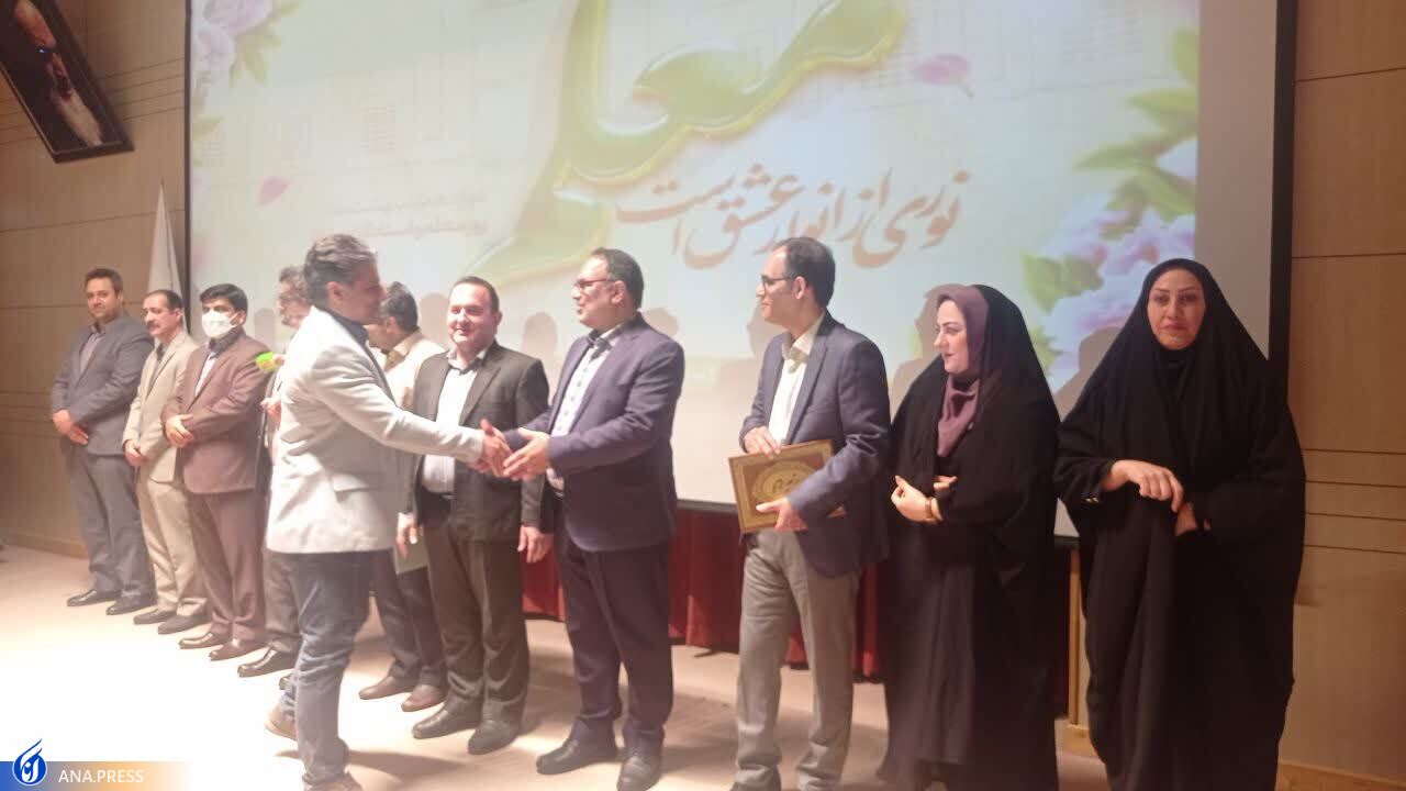 تجلیل از معلمان و استادان در واحدهای دانشگاه آزاد تجلیل از معلمان و استادان در واحدهای دانشگاه آزاد