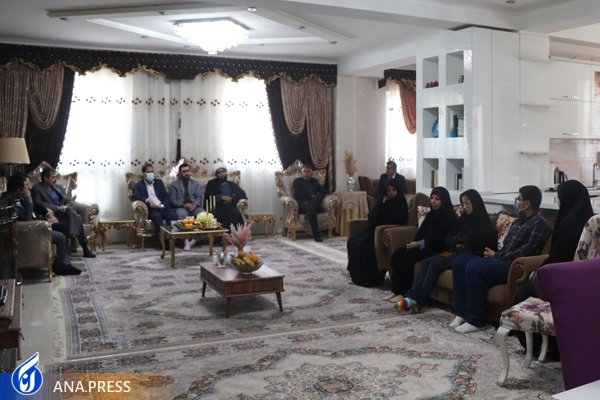 دلجویی رئیس مرکز حقوقی دانشگاه آزاد از خانواده شهید نبیزاده دلجویی رئیس مرکز حقوقی دانشگاه آزاد از خانواده شهید نبیزاده