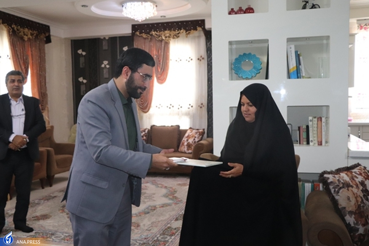 دلجویی رئیس مرکز حقوقی دانشگاه آزاد از خانواده شهید نبیزاده