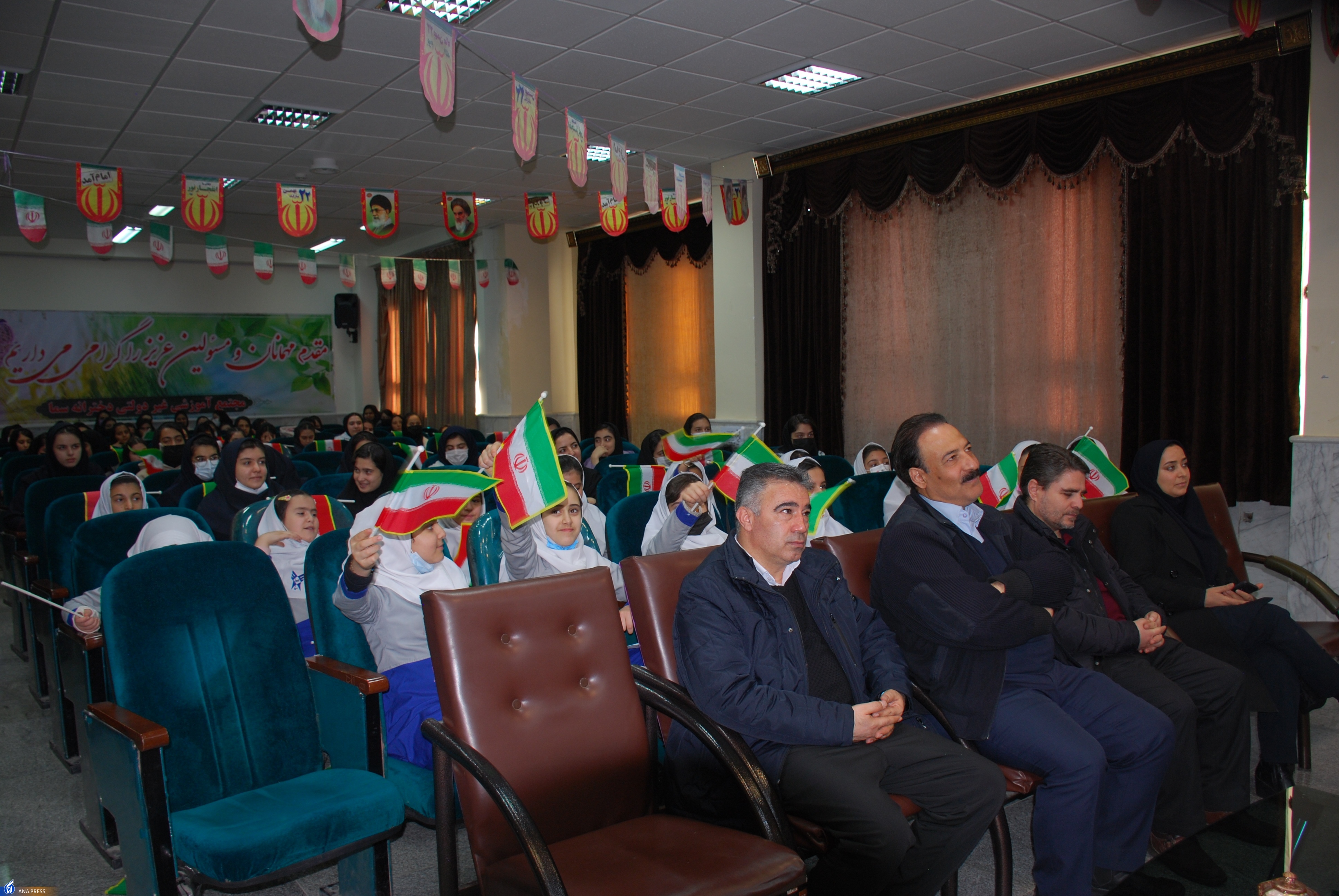 برشمردن مقام ارزش معلم در قدرت و توان هیچکس نیست برشمردن مقام ارزش معلم در قدرت و توان هیچکس نیست