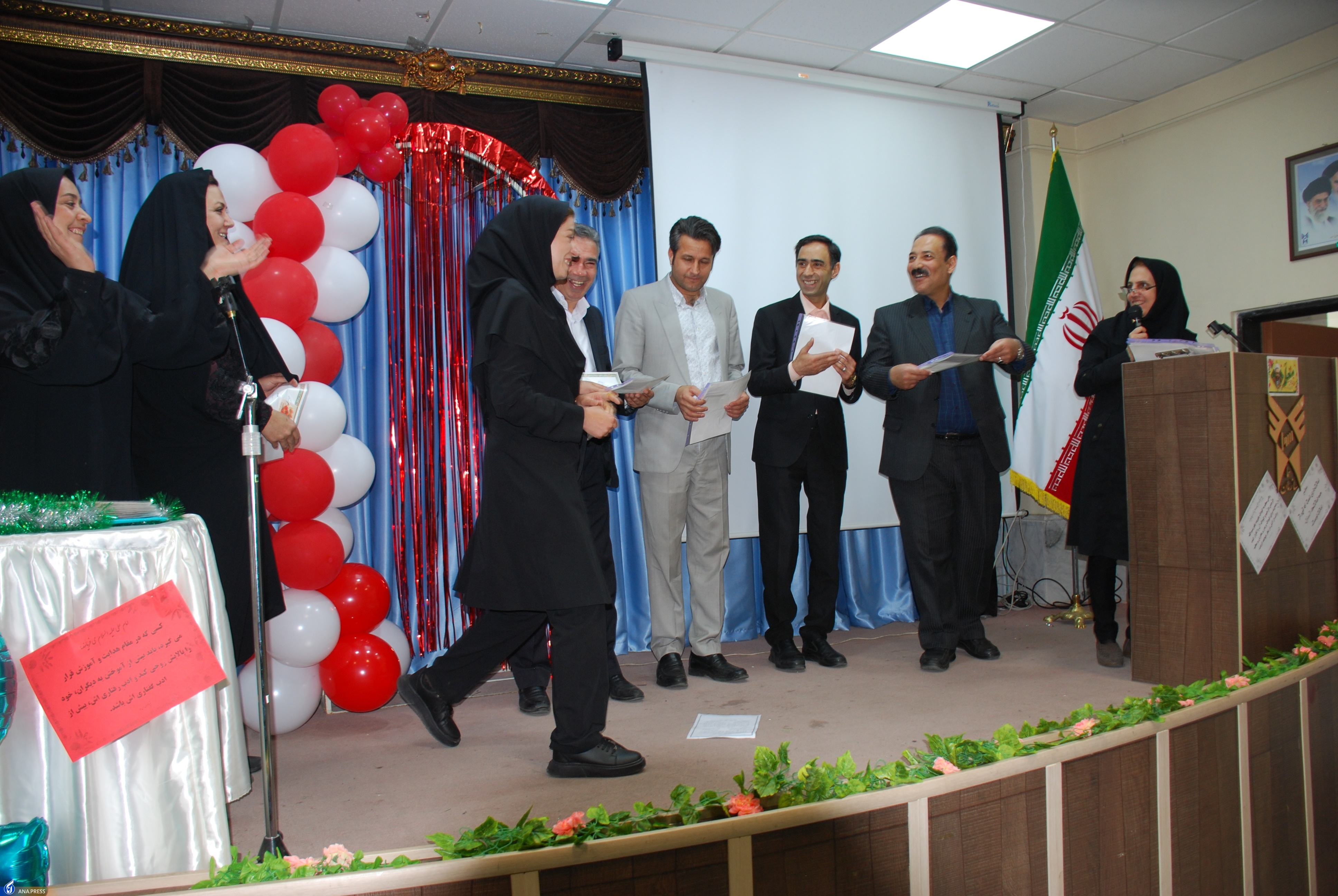 برشمردن مقام ارزش معلم در قدرت و توان هیچکس نیست برشمردن مقام ارزش معلم در قدرت و توان هیچکس نیست