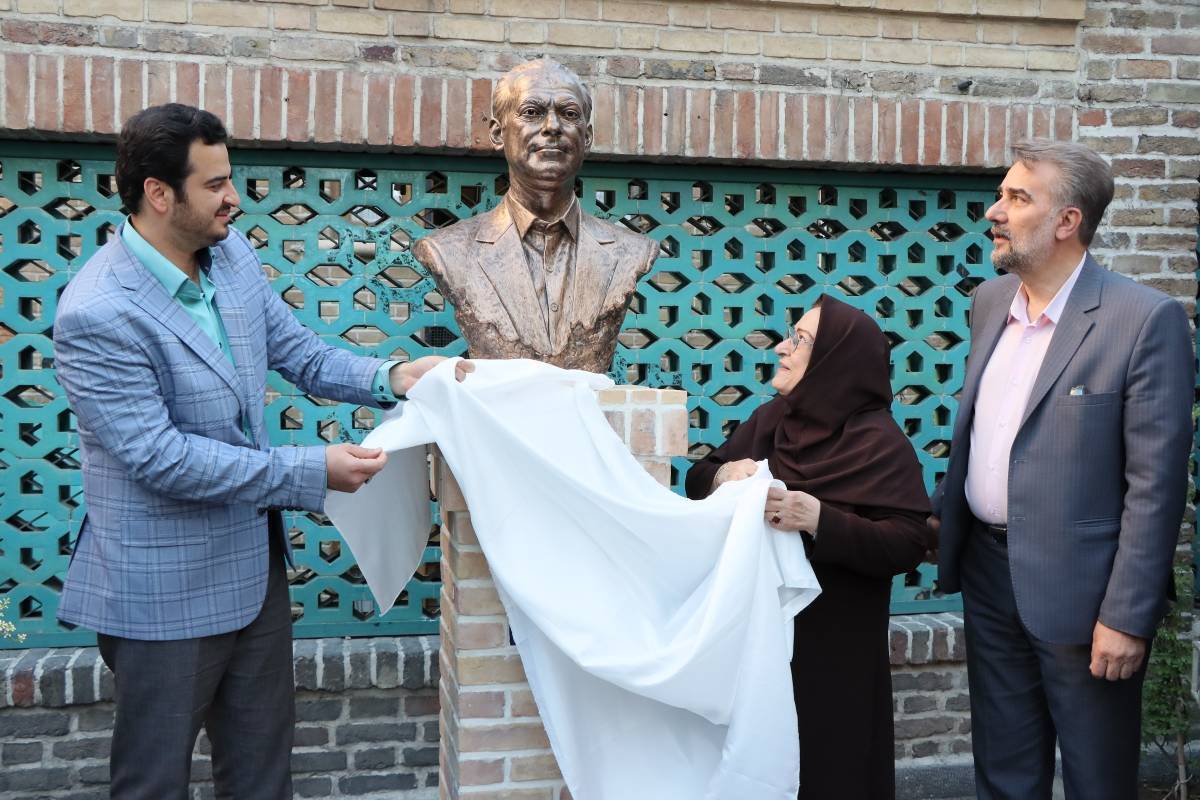 سردیس و دیوارنگاره استاد معین رونمایی شد