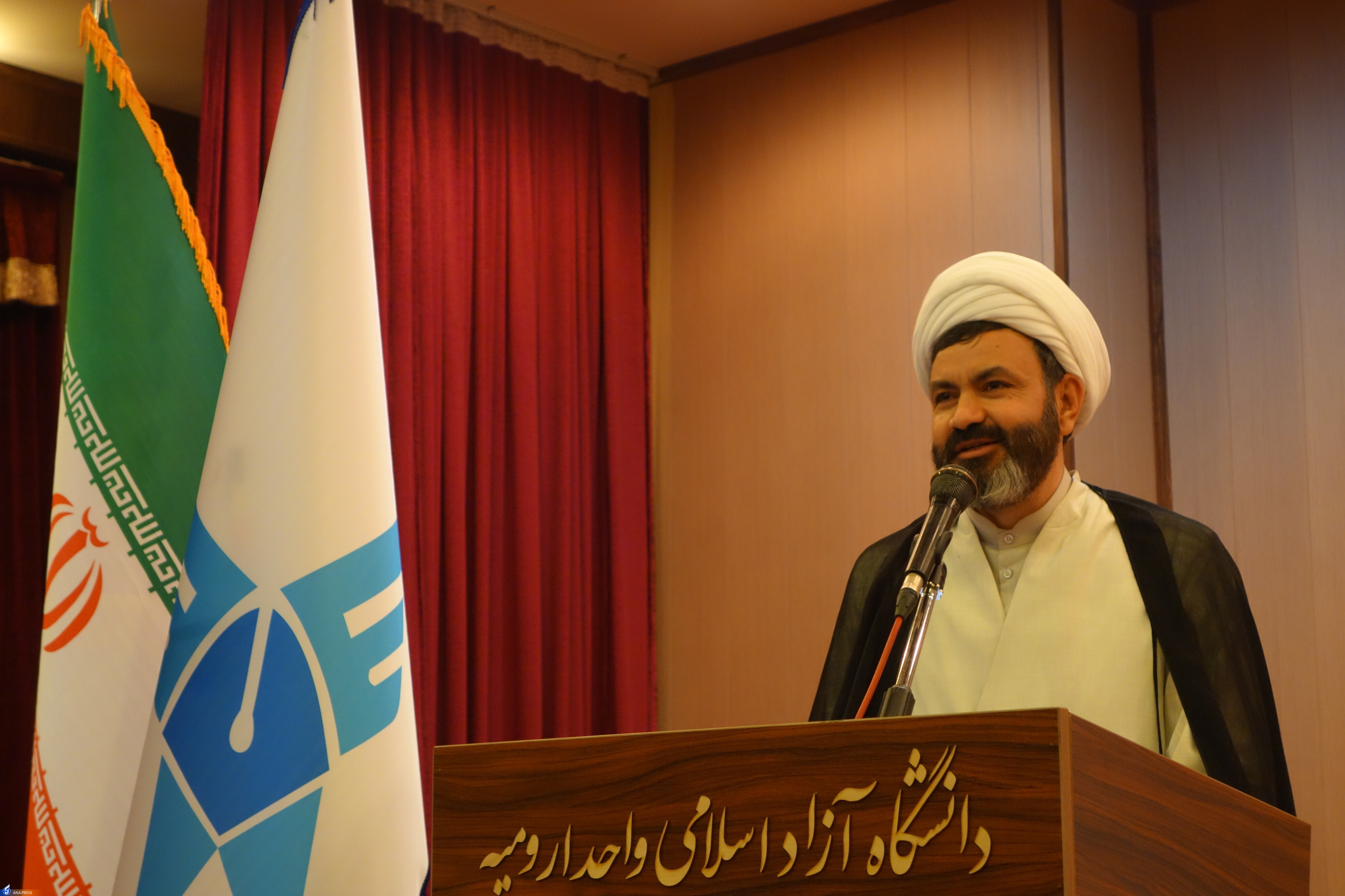 معلمان در زندگی انسان نقش محوری ایفا می&zwnj;کنند