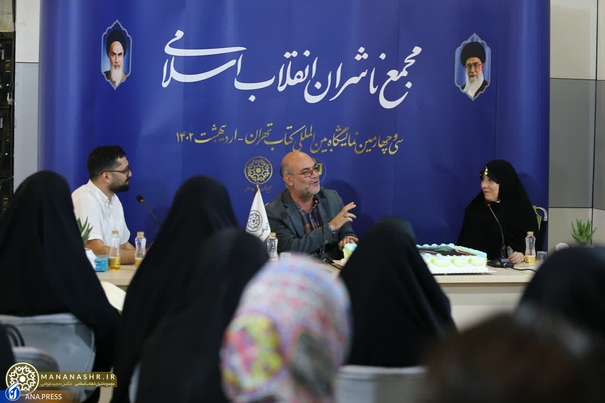 بهار کتاب ۳۴ | جشن ۱۶۵هزارتایی کتاب «تنها گریه کن» برگزار شد