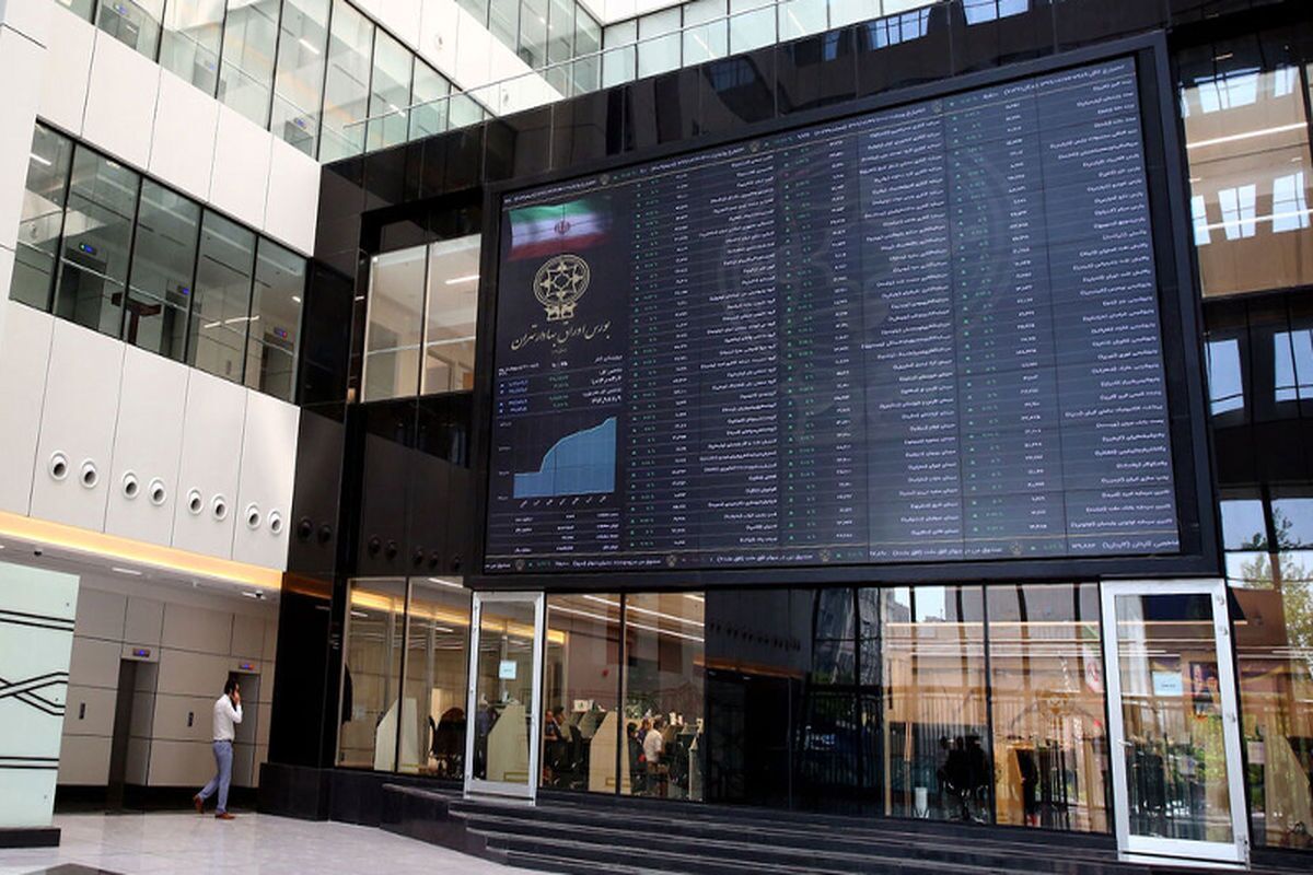 بورس لباس سبزرنگ متعادلتری به تن میکند؟
