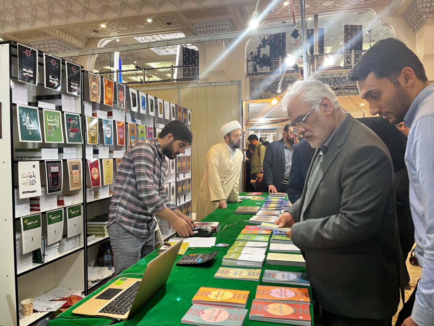 بهار کتاب ۳۴| رییس دانشگاه آزاد اسلامی از نمایشگاه بین المللی کتاب تهران بازدید کرد