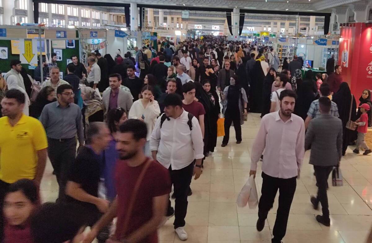 غرفهها شلوغ شدند؛ غرفهداران غافلگیر ساعت بازدید از نمایشگاه کتاب تمدید شد +عکس