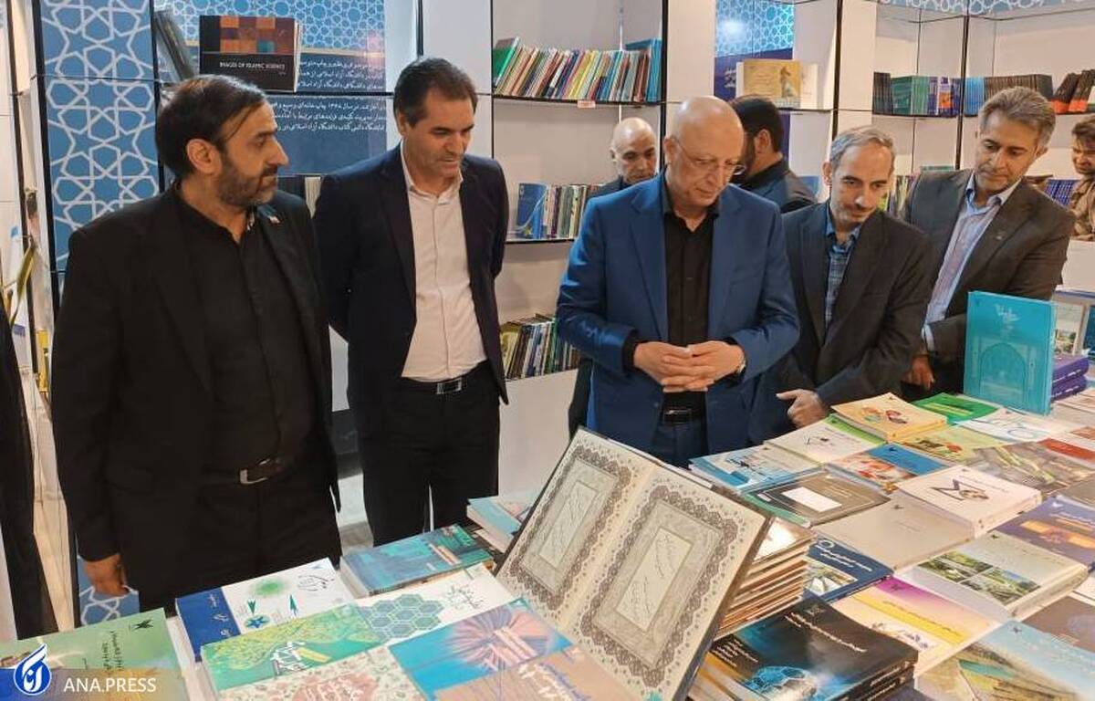 بازدید وزیر علوم، تحقیقات و فناوری از غرفه نشر علمی و دانشگاهی دانشگاه آزاد