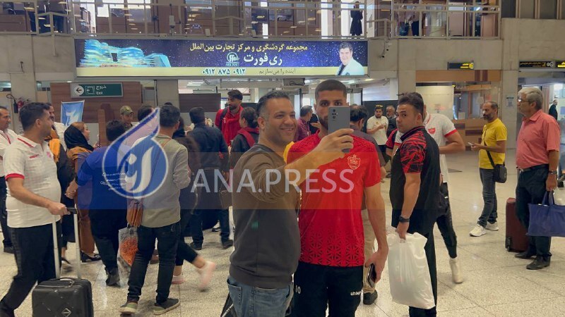 پرسپولیسیها فرودگاه را به هم ریختند+ تصاویر و فیلم پرسپولیسیها فرودگاه را به هم ریختند+ تصاویر و فیلم