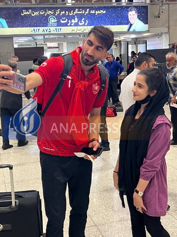 پرسپولیسیها فرودگاه را به هم ریختند+ تصاویر و فیلم پرسپولیسیها فرودگاه را به هم ریختند+ تصاویر و فیلم
