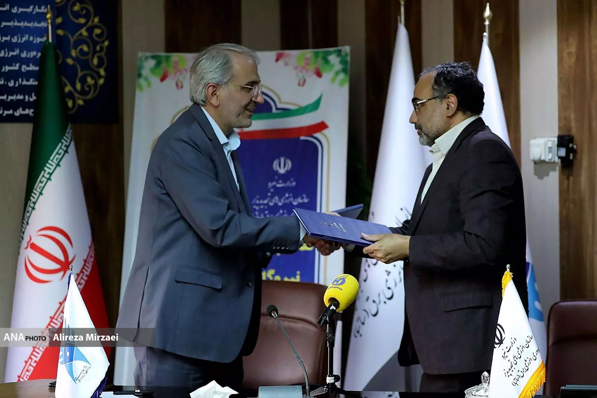 دانشگاه آزاد اسلامی به قطب انرژیهای پاک تبدیل میشود/گام بلند دانشگاه آزاد برای ورود به عرصه انرژیهای تجدیدپذیر دانشگاه آزاد اسلامی به قطب انرژیهای پاک تبدیل میشود/گام بلند دانشگاه آزاد برای ورود به عرصه انرژیهای تجدیدپذیر