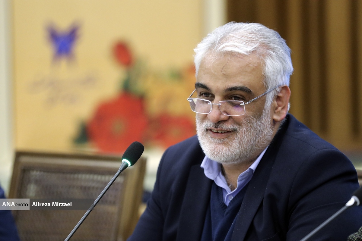 شعار دانشگاه آزاد اسلامی «یک دانشجو یک مهارت» است باید هدایتگر ارزشآفرین باشیم