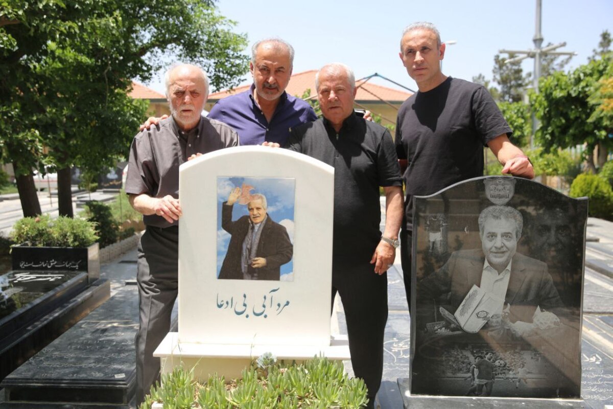 حضور گلمحمدی و مسئولان پرسپولیس با جام قهرمانی بر سر مزار انصاریان و میناوند و اسطورههای استقلال+تصاویر