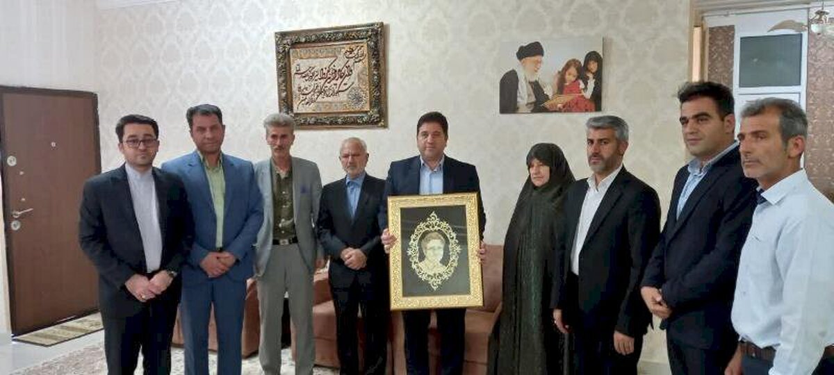 تجلیل از مادر شهید رضایینژاد دانشمند هستهای بهعنوان پیشکسوت صنایعدستی ایلام