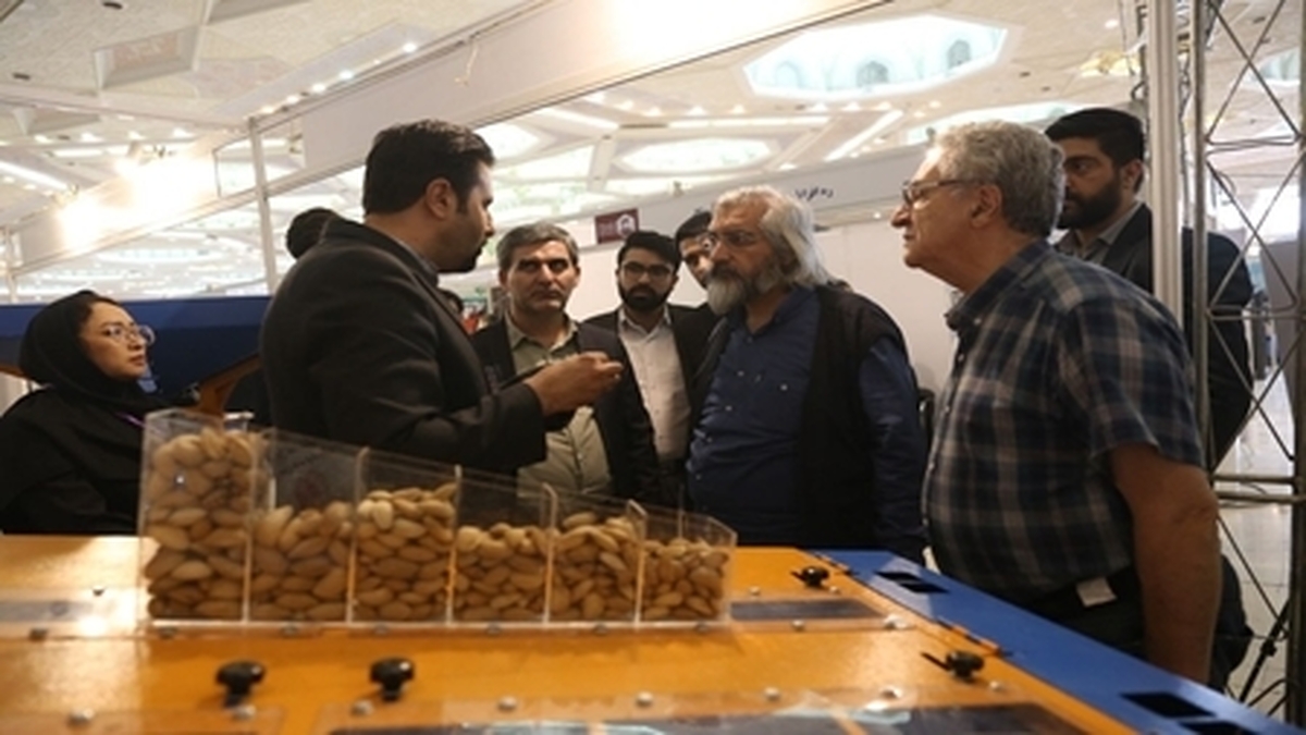 بازدید قائم مقام فرهنگی رئیس سازمان صدا و سیما از نمایشگاه آبادیران