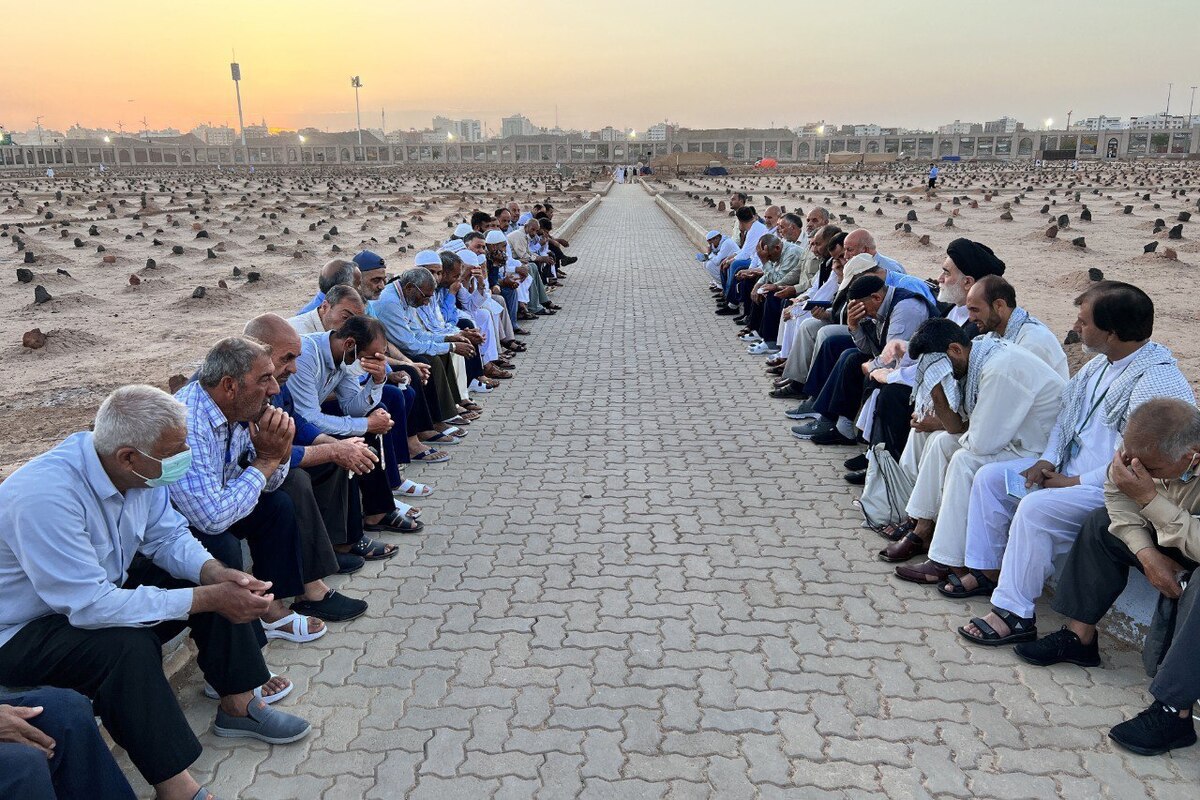 عزاداری گروهی از زائران در بقیع + عکس