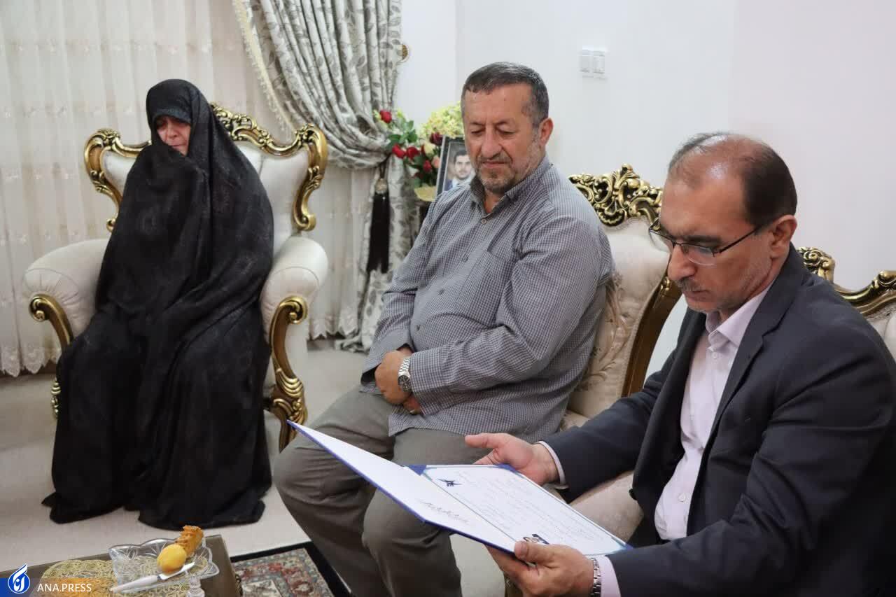 اهدای گواهینامه افتخاری دانشگاه آزاد به شهید مدافع امنیت