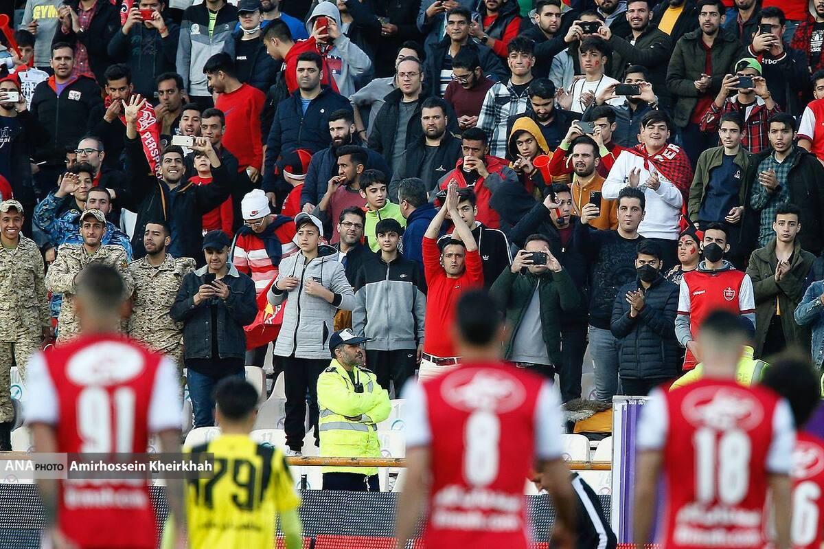 آشفتگی هواداران جلوی باشگاه پرسپولیس+فیلم