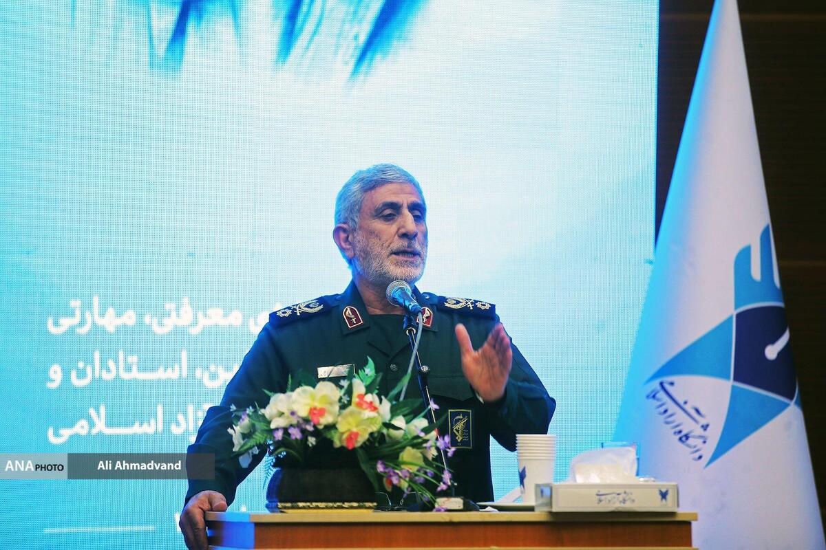 اساتید ایستادگی در مسیر مستقیم انقلاب اسلامی را به دانشجویان بیاموزند