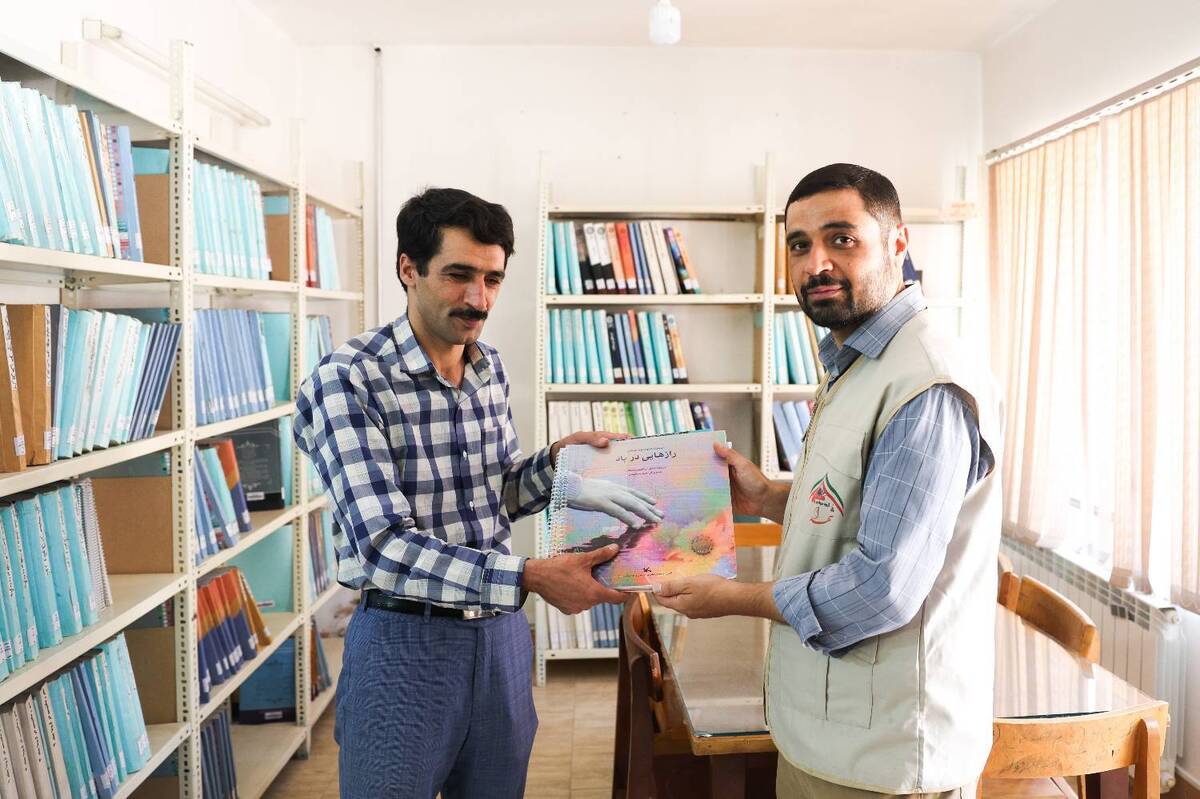 گروه جهادی شهدا ۱۵ کتاب بریل به کتابخانههای شرق کشور اهدا کرد+ فیلم