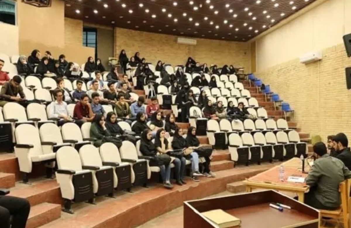ماراتن کرسی‌های آزاداندیشی دانشگاه آزاد با رقابت ۶۴ تیم در ایستگاه پایانی