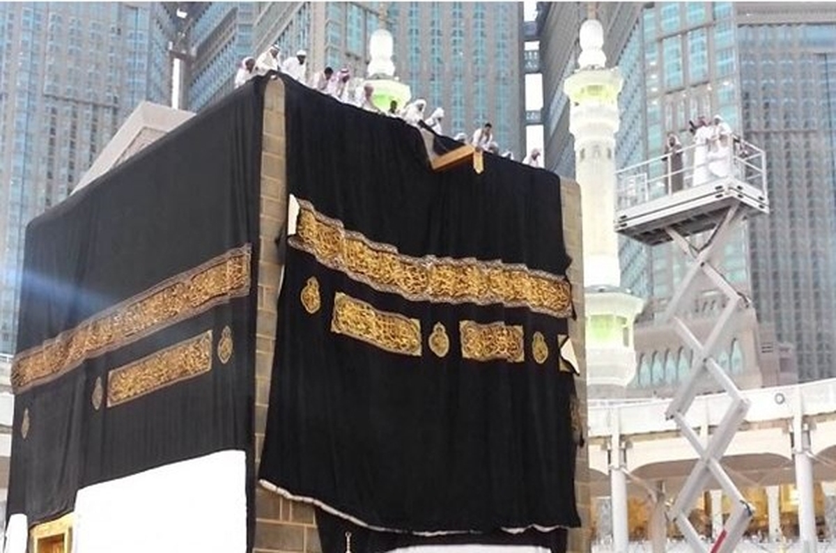 پرده جدید کعبه به نزدیکی مسجدالحرام منتقل شد+ فیلم