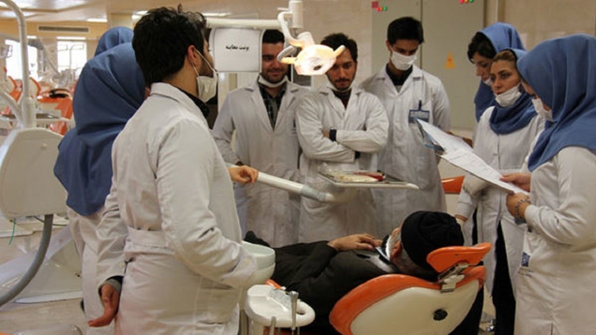 ۶۰ درصد پزشکان متخصص در ۵ کلانشهر طبابت میکنند