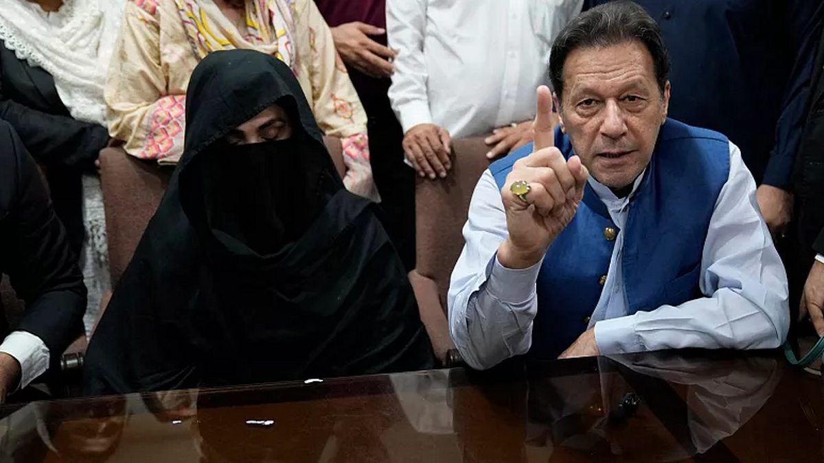 پشت «عمران خان» خالی شد