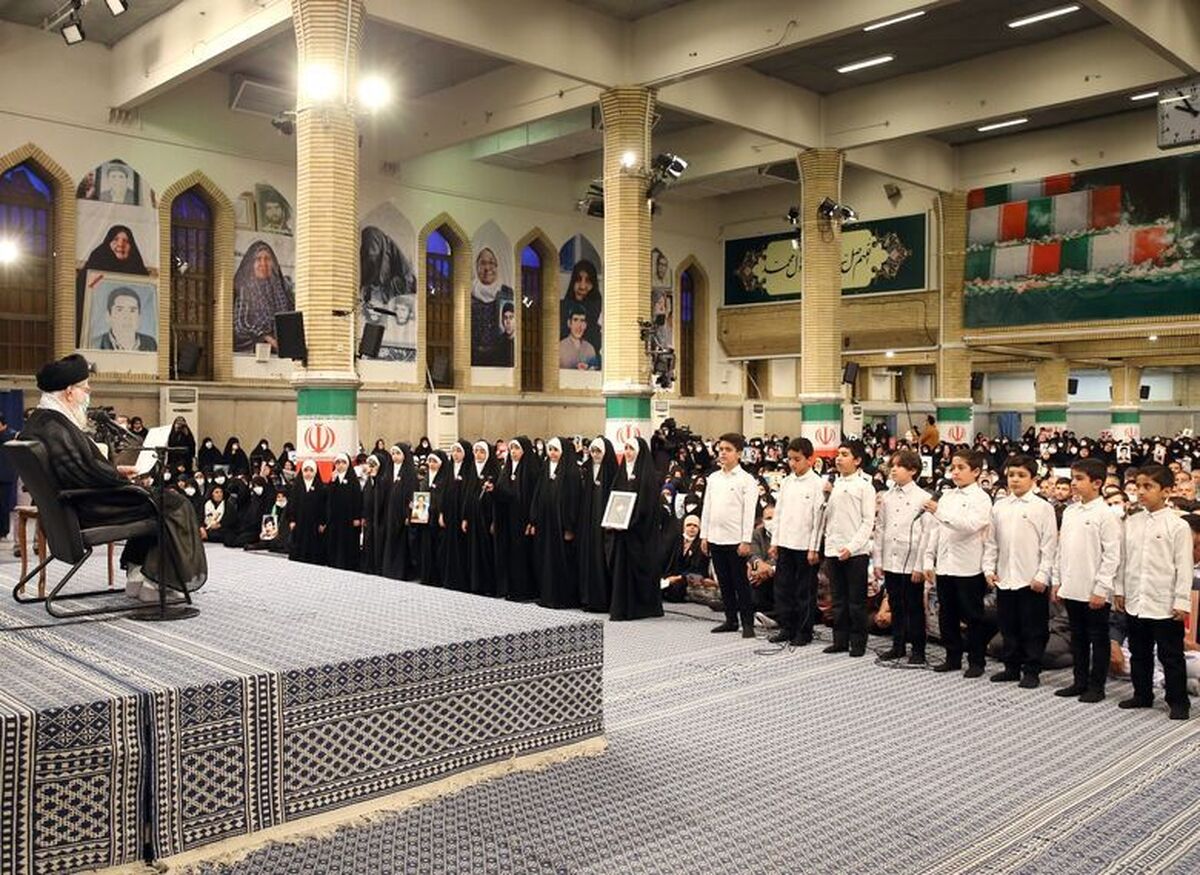 سرودخوانی فرزندان شهدا در حضور رهبر انقلاب +فیلم