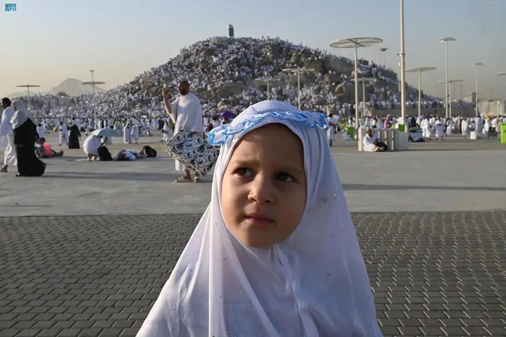 حضور کودکان در صحرای عرفات هم‌زمان با آغاز مناسک حج 1444+ عکس