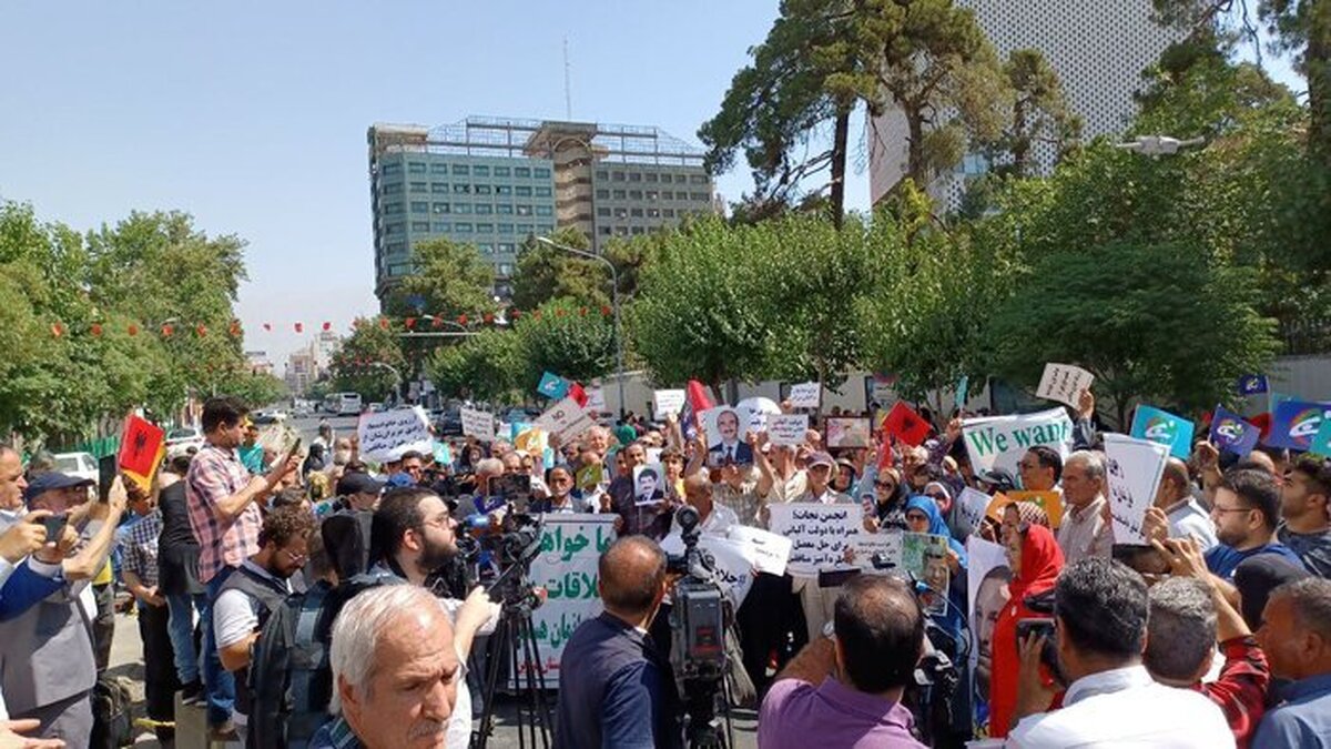 تجمع خانوادههای اعضای گرفتار شده در گروهک منافقین مقابل سفارت ترکیه