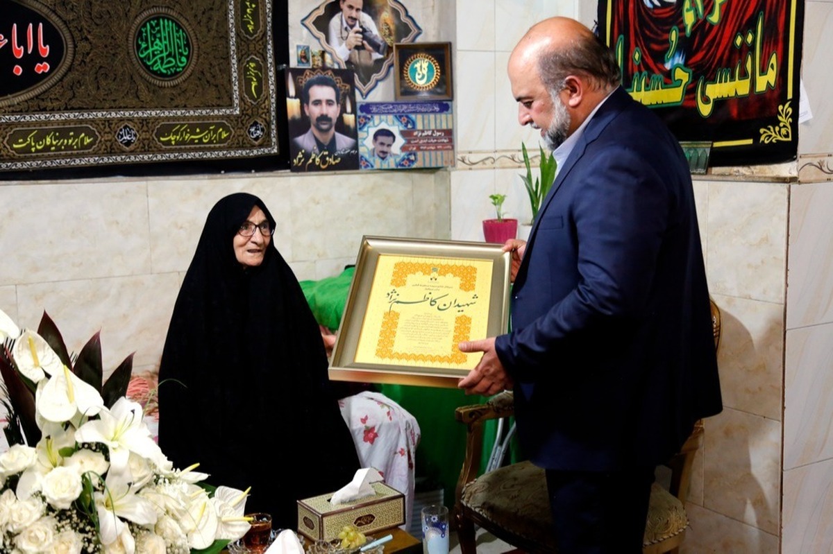 دیدار مدیرعامل صندوق هنر با مادرشهید رسول کاظم نژاد