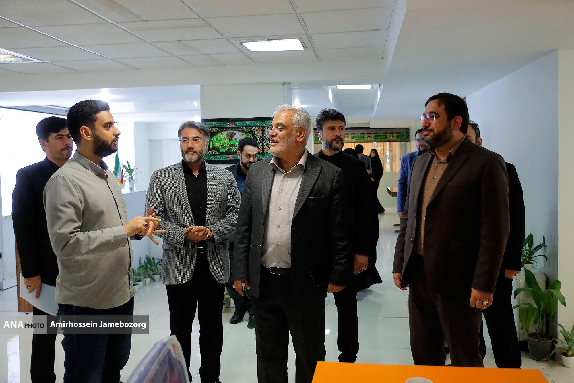 بازدید رئیس دانشگاه آزاد اسلامی از خانه خلاق هومیآنا