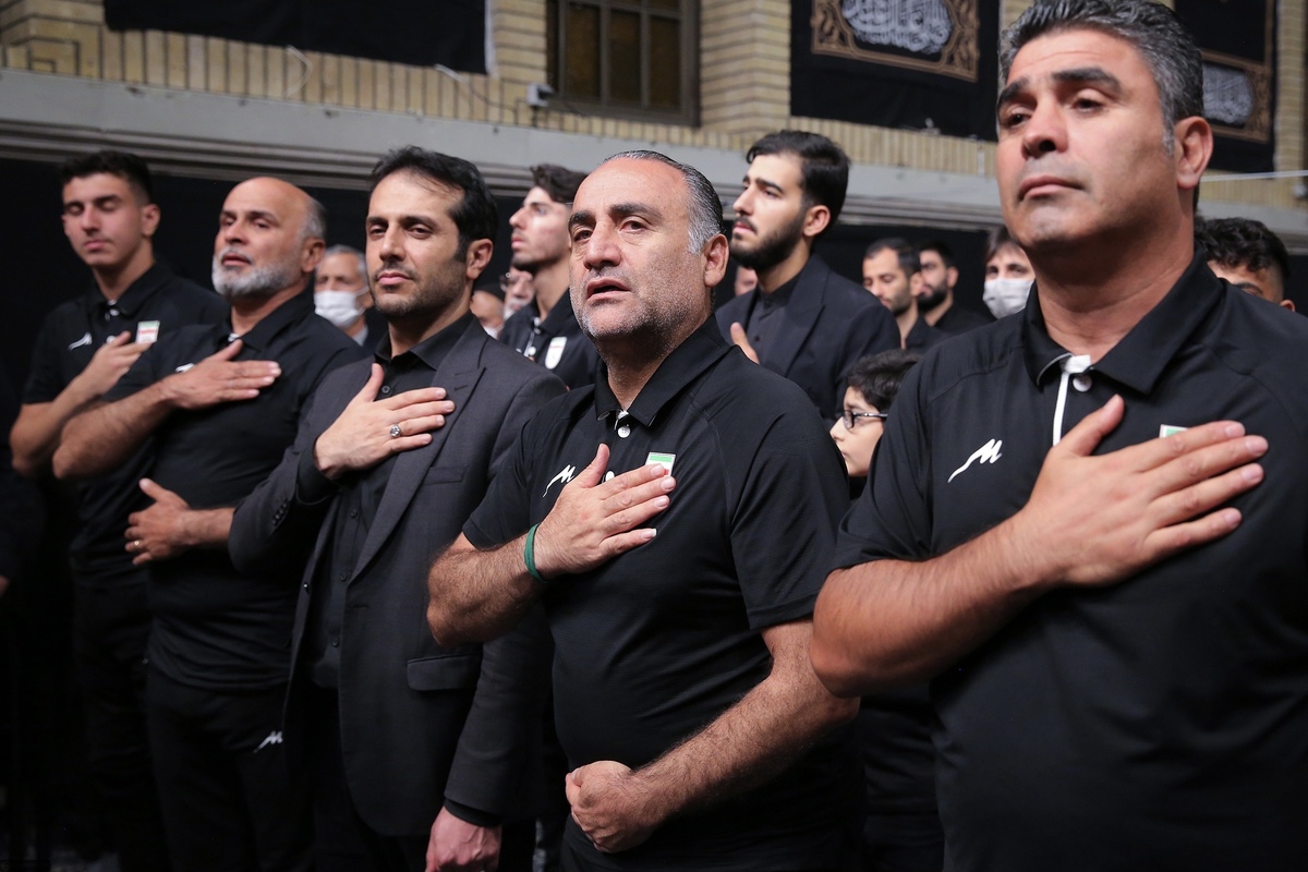 عزاداری رئیس فدراسیون و تیم ملی فوتبال نوجوانان در کنار مقام معظم رهبری