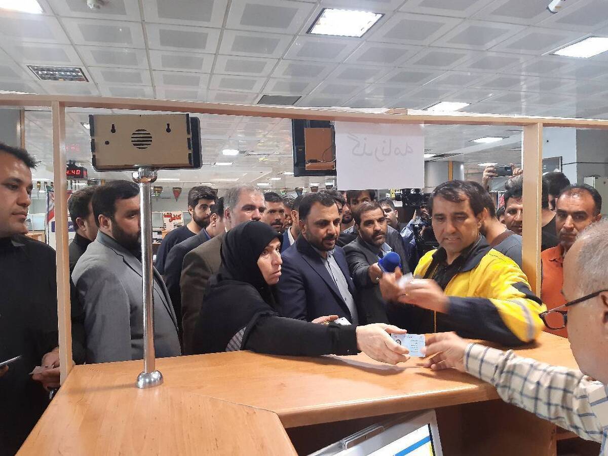 بازدید سرزده وزیر ارتباطات از روند توزیع گذرنامههای زیارتی