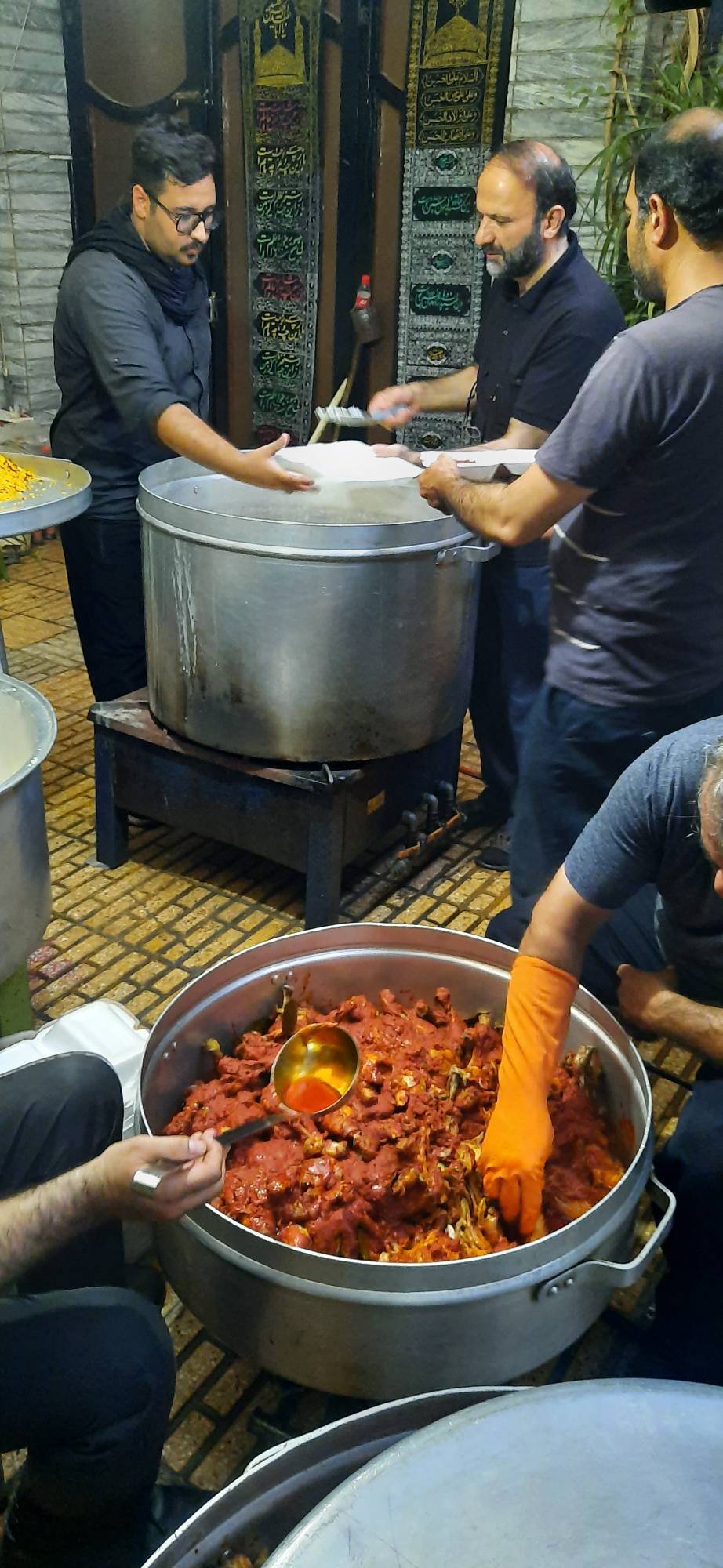 مشارکت یک هیئت با گروه جهادی شهدا برای پخت غذای گرم برای مناطق محروم مشارکت یک هیئت با گروه جهادی شهدا برای پخت غذای گرم برای مناطق محروم