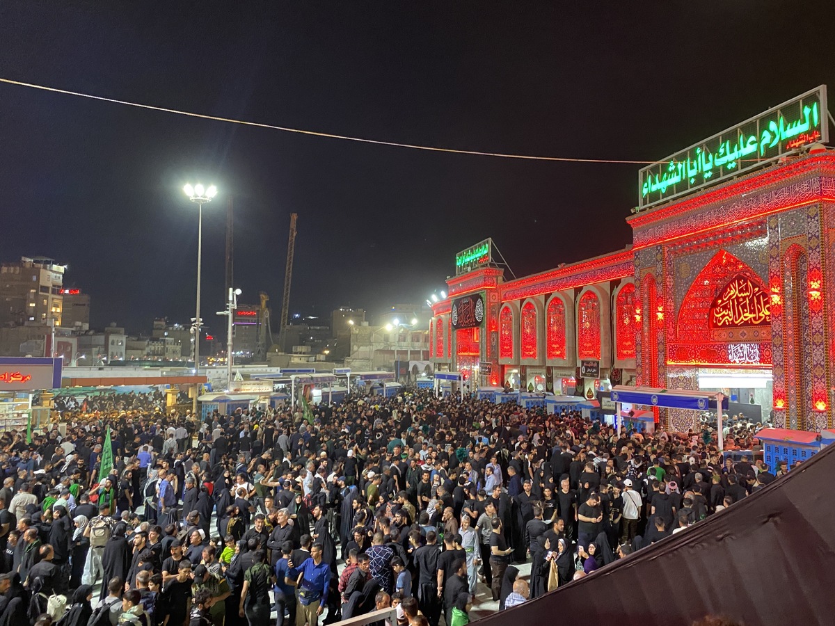 ازدحام جمعیت در جوار ضریح حرم امام حسین (ع)+ فیلم