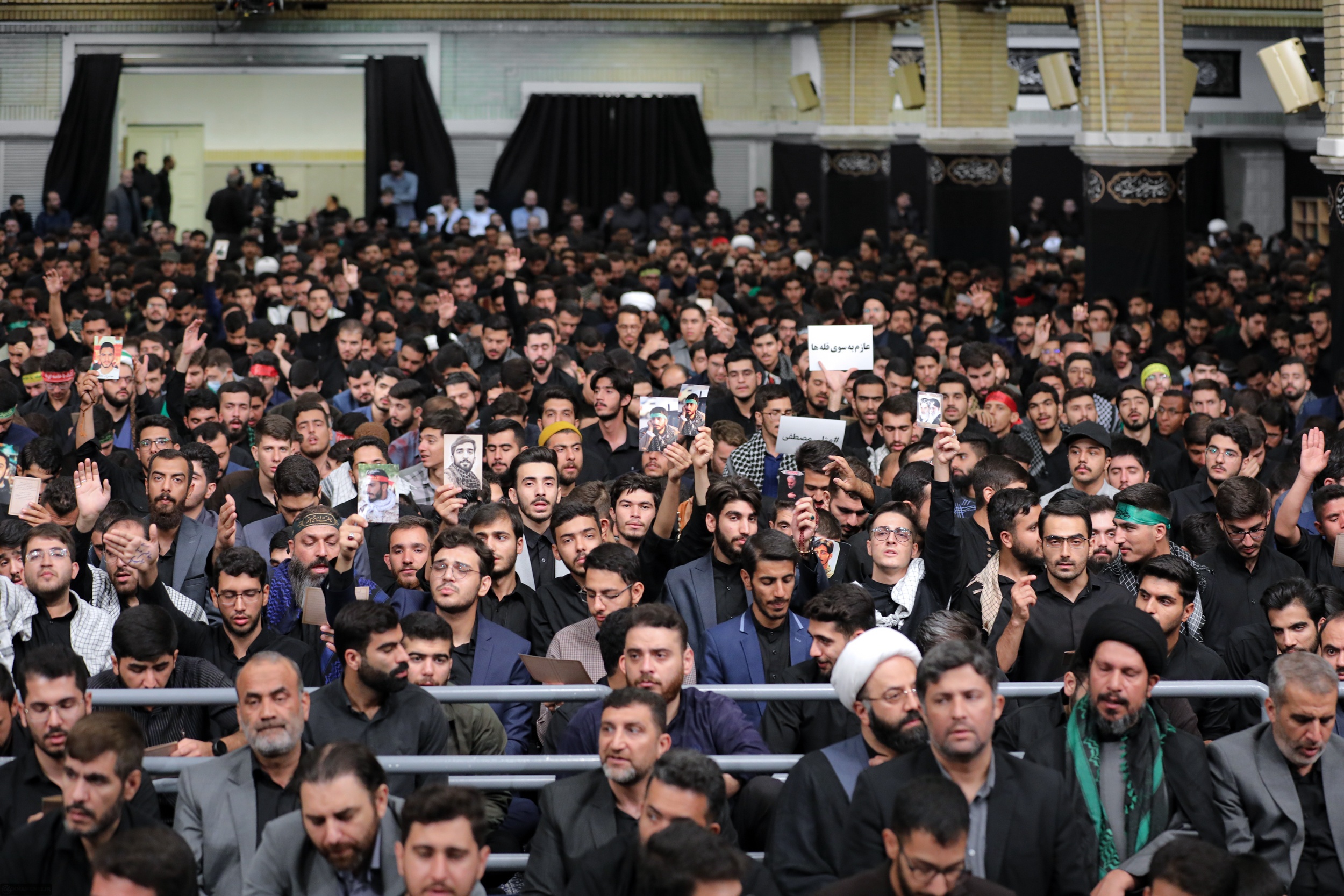 عزاداری هیئتهای دانشجویی دانشگاههای سراسر کشور در حضور رهبر انقلاب آغاز شد عزاداری هیئتهای دانشجویی دانشگاههای سراسر کشور در حضور رهبر انقلاب آغاز شد