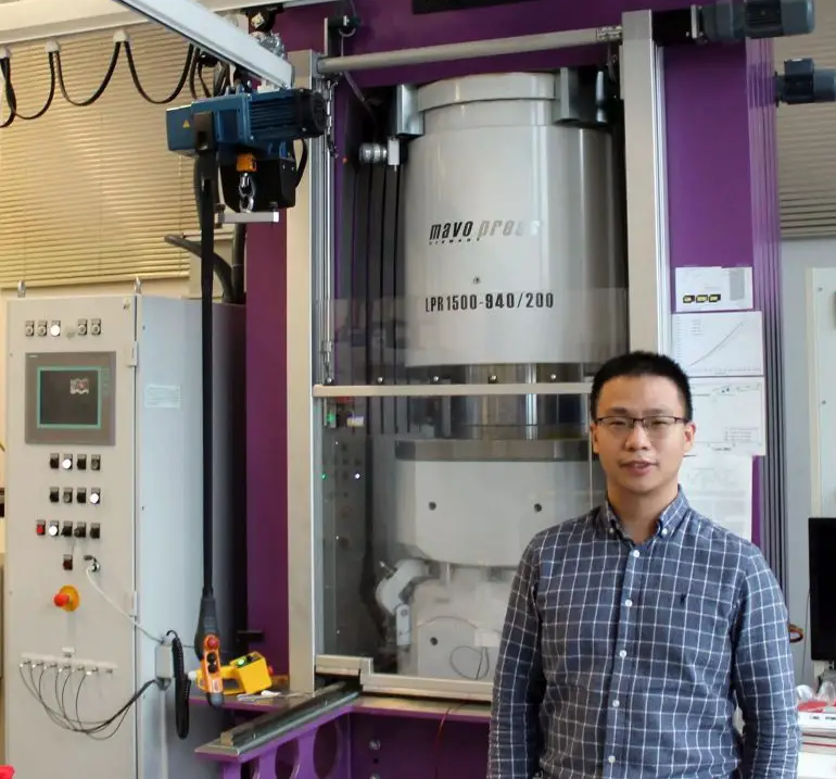 ابداع شیشه اَبَر مستحکم / صنعت تلفن هوشمند در آستانه تحول ابداع شیشه اَبَر مستحکم / صنعت تلفن هوشمند در آستانه تحول