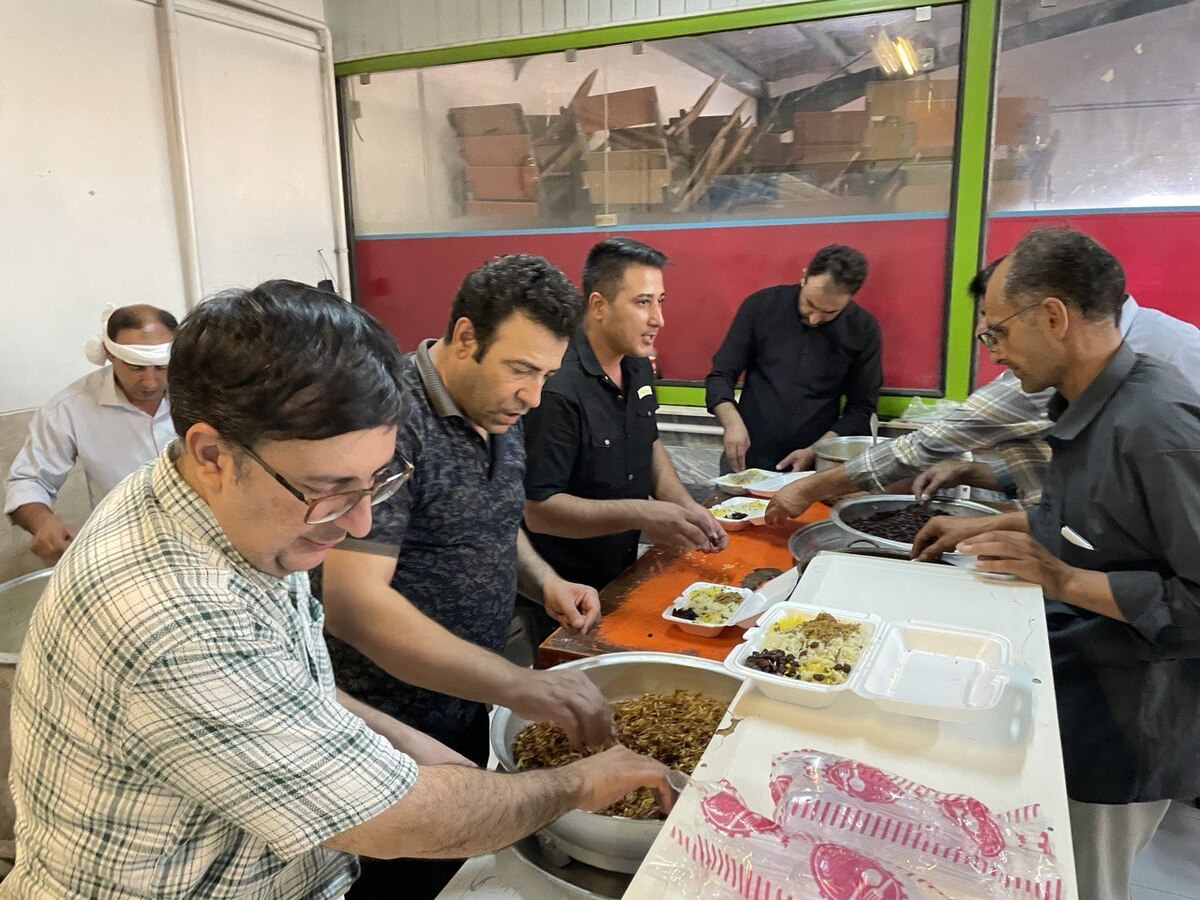 طبخ و توزیع ۲ هزار پرس غذا در موکبهای دانشگاه آزاد اسلامی
