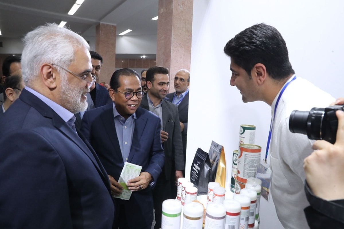 بازدید دکتر طهرانچی و وزیر علوم مالزی از نمایشگاه دستاوردهای علمی واحد اصفهان