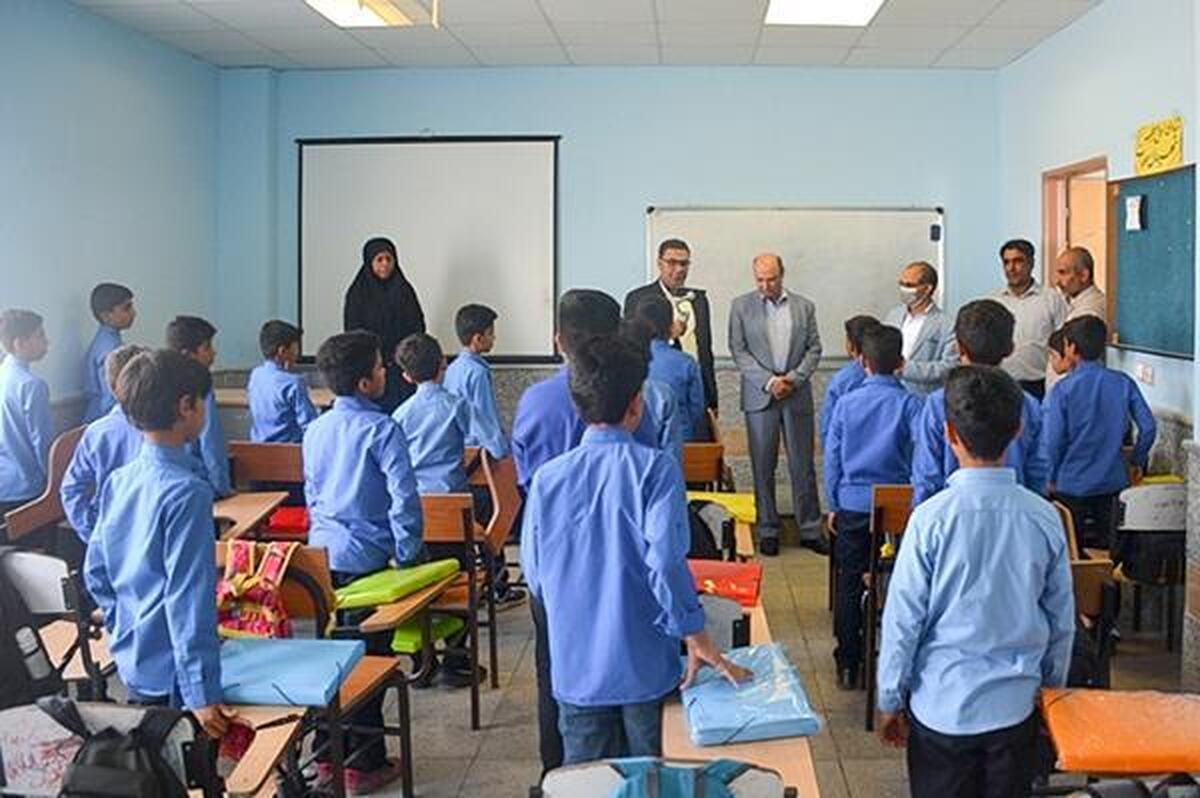 توزیع نوشتافزار میان دانشآموزان شهرستان سندرک استان هرمزگان