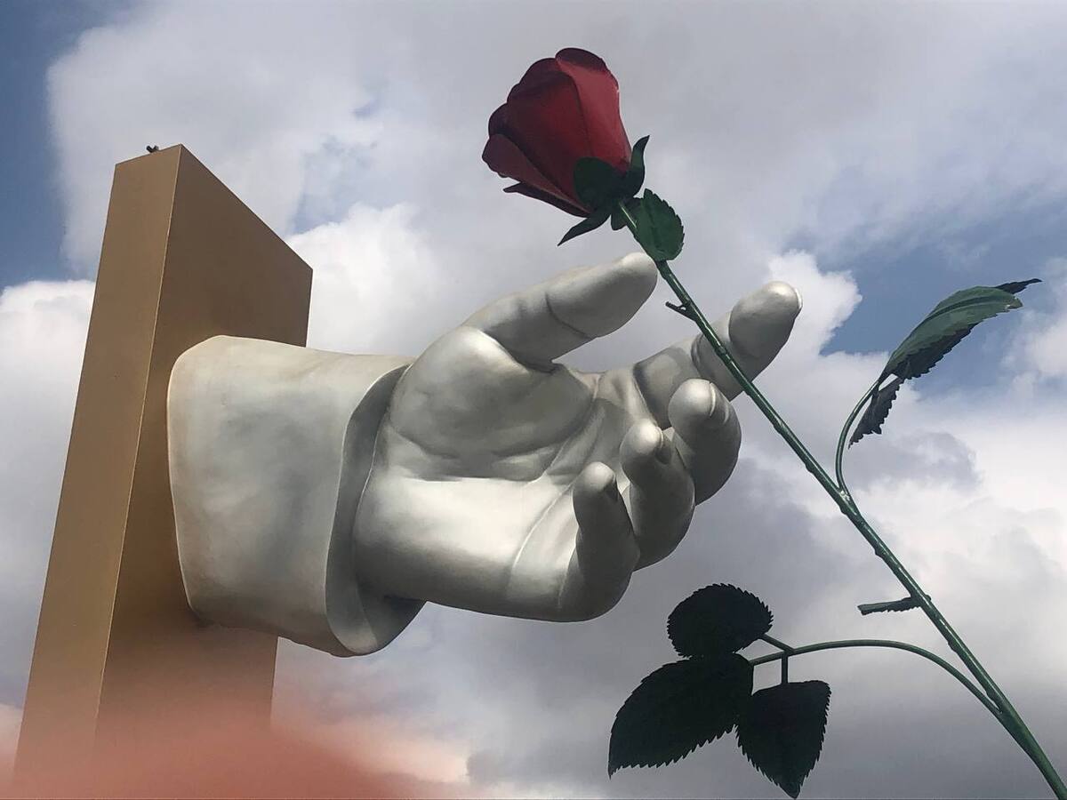 تندیس «دست مهر» به یاد حاج قاسم در تهران رونمایی شد
