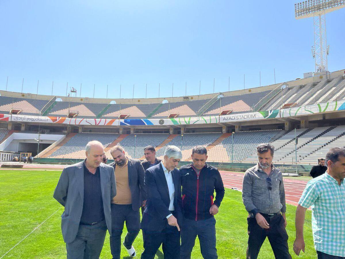 بررسی میدانی وزیر ورزش و جوانان از وضعیت ترمیم چمن ورزشگاه آزادی