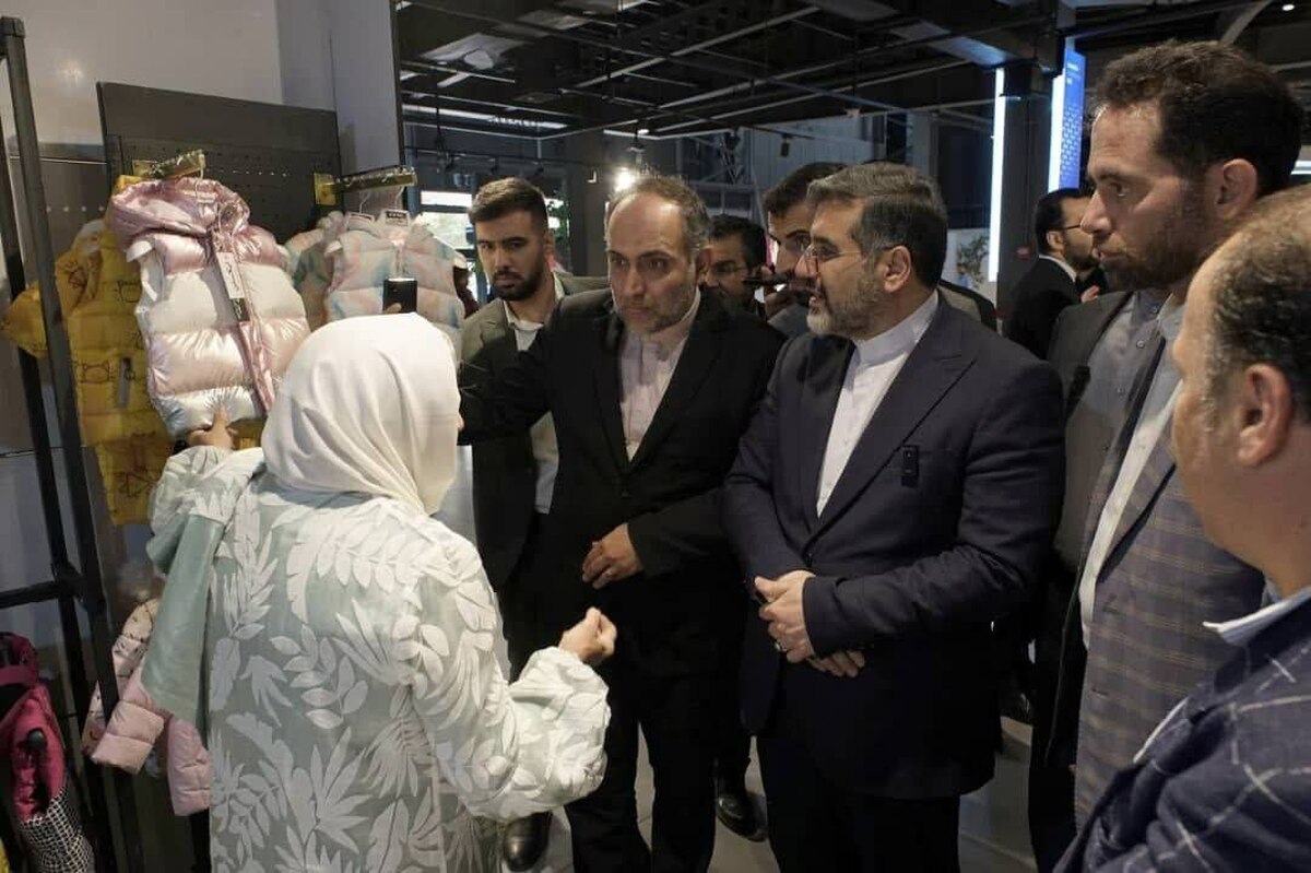 وزیر فرهنگ: نمایشگاهها ملزم به استفاده از زبان فارسی شده و باید اجرا کنند