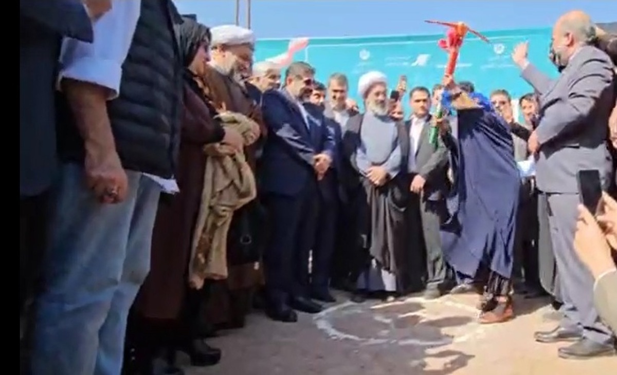 کلنگ‌زنی  خانم بازیگر در حضور وزیر ارشاد +فیلم