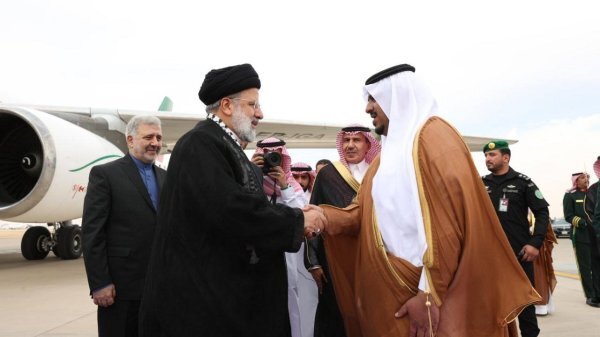 رئیسی با چفیه فلسطینی وارد ریاض شد + فیلم
