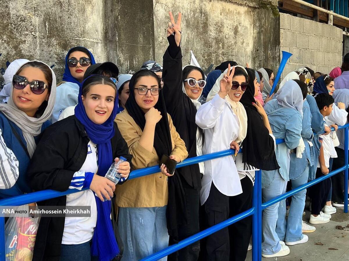 حضور جالب هواداران خانم ملوان برای ورود به ورزشگاه مرحوم قایقران+ عکس و فیلم